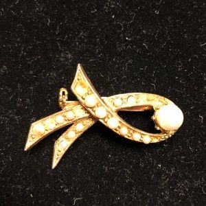 Women’s Vintage Gold Pearl Brooch